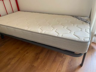 Cama individual con colchones 190x90