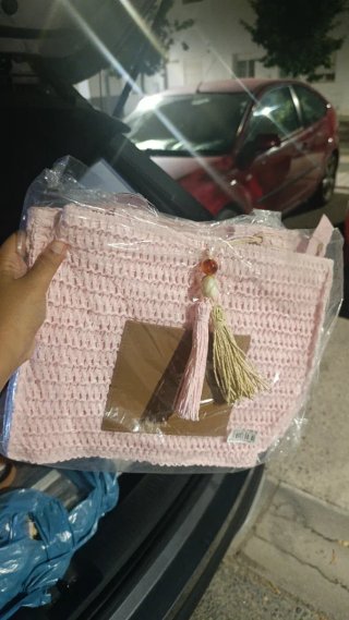 Bolso rosa tejido con flecos