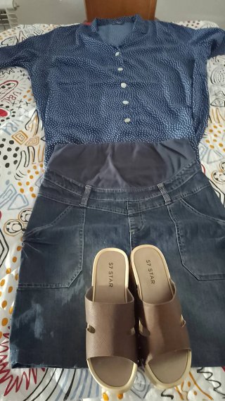 Conjunto: Camisola, Falda y Zuecos