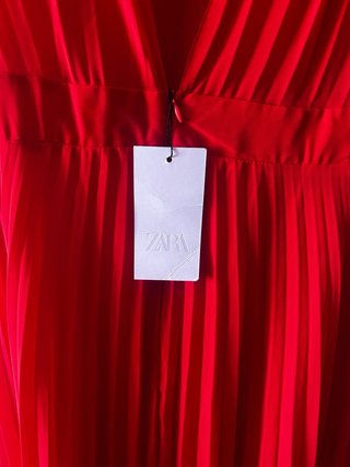 Vestido rojo plisado Zara