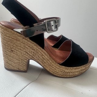 Sandalias cuña negras y plateadas