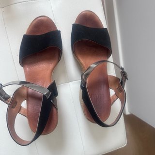 Sandalias cuña negras y plateadas