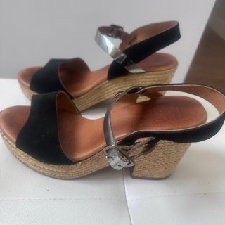 Sandalias cuña negras y plateadas