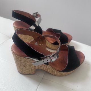 Sandalias cuña negras y plateadas