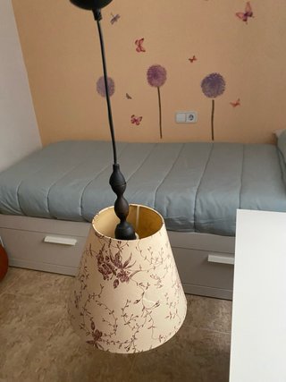 Lámpara de techo beige y con dibujos en granate.