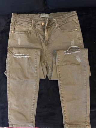 Pantalones Stradivarius verde oliva rasgados