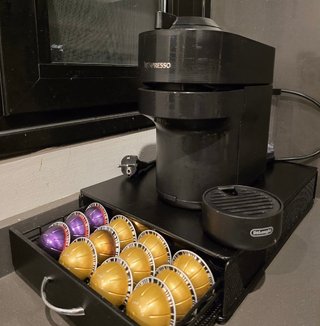 Cafetera con cajón y cápsulas.