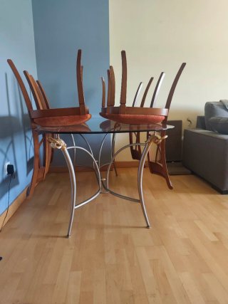Mesa de cristal y metal dorada