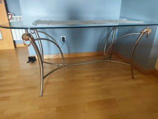 Mesa de cristal y metal dorada