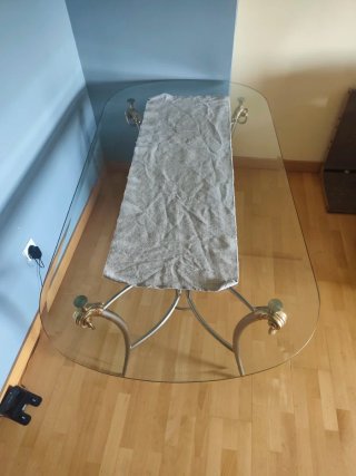 Mesa de cristal y metal dorada