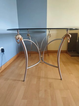 Mesa de cristal y metal dorada