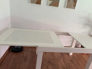Mesa de comedor blanca con tapa de cristal