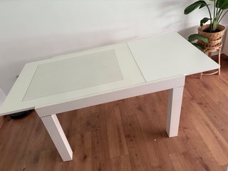 Mesa de comedor blanca con tapa de cristal