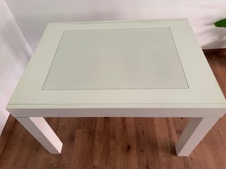 Mesa de comedor blanca con tapa de cristal