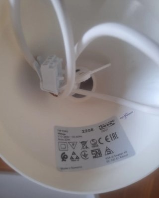 Lámpara cono colgante de metal y plástico