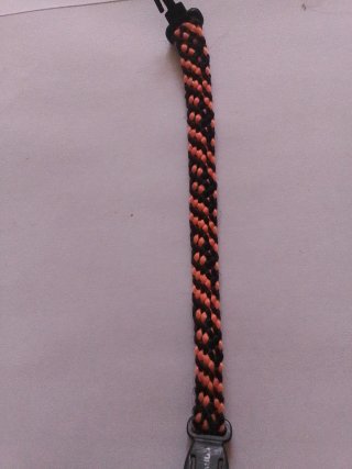 Pulsera trenzada negra y naranja