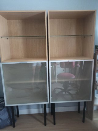 Estanterías de madera con puertas de cristal