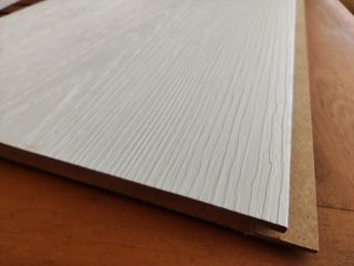 Revestimiento de madera de color blanco