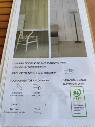 Revestimiento de madera de color blanco