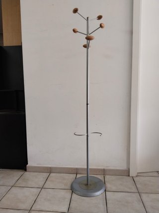 Perchero de pie metal y madera