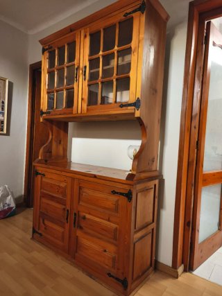 Mueble de madera maciza con vitrina