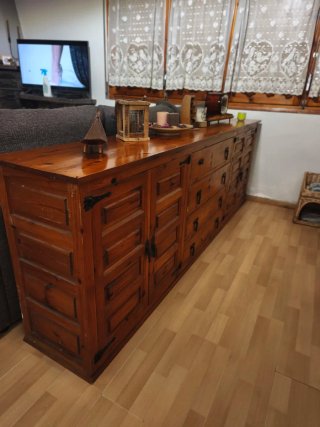 Mueble de madera maciza con vitrina