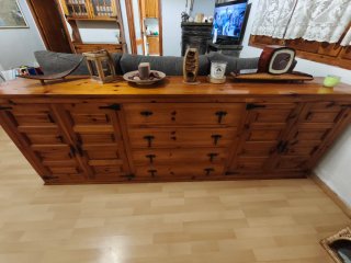 Mueble de madera maciza con vitrina
