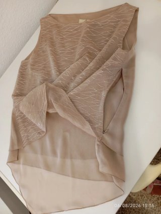 Blusa fresca beige con cremallera lateral