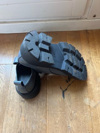 Botas grises con cordones y suela gruesa