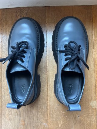 Botas grises con cordones y suela gruesa