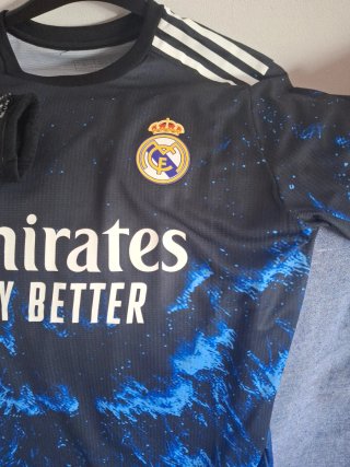 Camiseta de fútbol negra y azul
