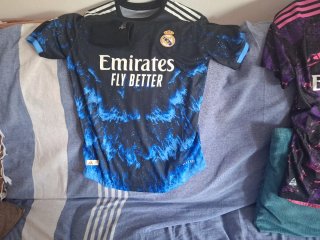 Camiseta de fútbol negra y azul