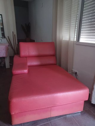 Sofá de cuero rojo con chaise longue