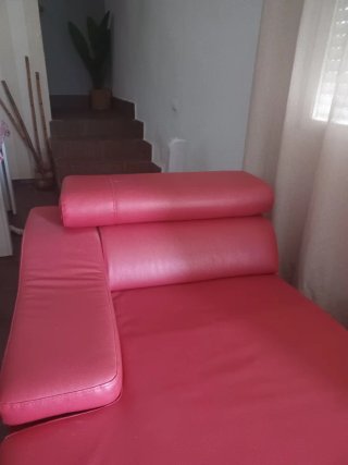 Sofá de cuero rojo con chaise longue
