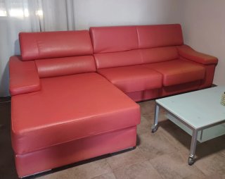 Sofá de cuero rojo con chaise longue