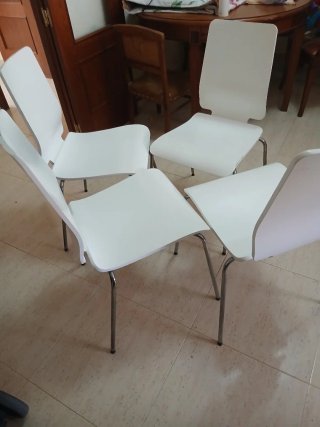 Juego de 4 sillas blancas