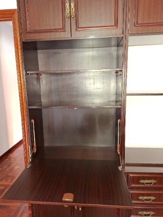 Mueble de salón madera oscura con vitrina