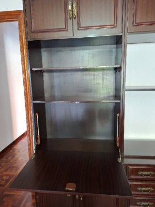 Mueble de salón madera oscura con vitrina