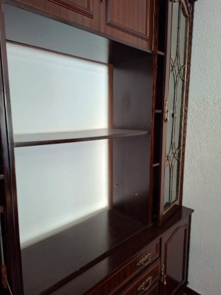 Mueble de salón madera oscura con vitrina