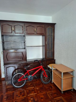 Mueble de salón madera oscura con vitrina