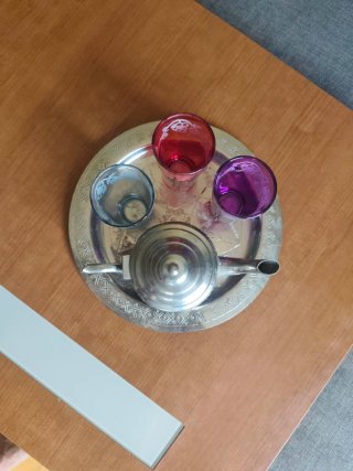 Set de té moruno con vasos de colores