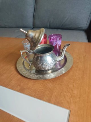 Set de té moruno con vasos de colores