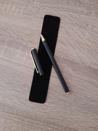 Bolígrafo Roller Negro y Dorado con Funda