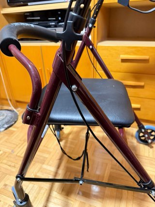 Andador con asiento y ruedas