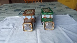 Par de cajas de metal con cajita de musica