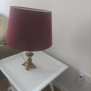 Lámpara de mesa dorada y roja