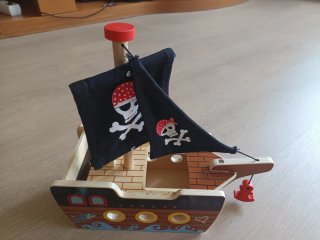 Barco Pirata de Madera con Figuras