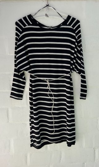 Vestido de rayas blanco y negro