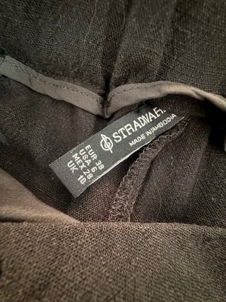 Pantalón de lino negro ancho.
