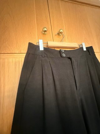 Pantalón de lino negro ancho.
